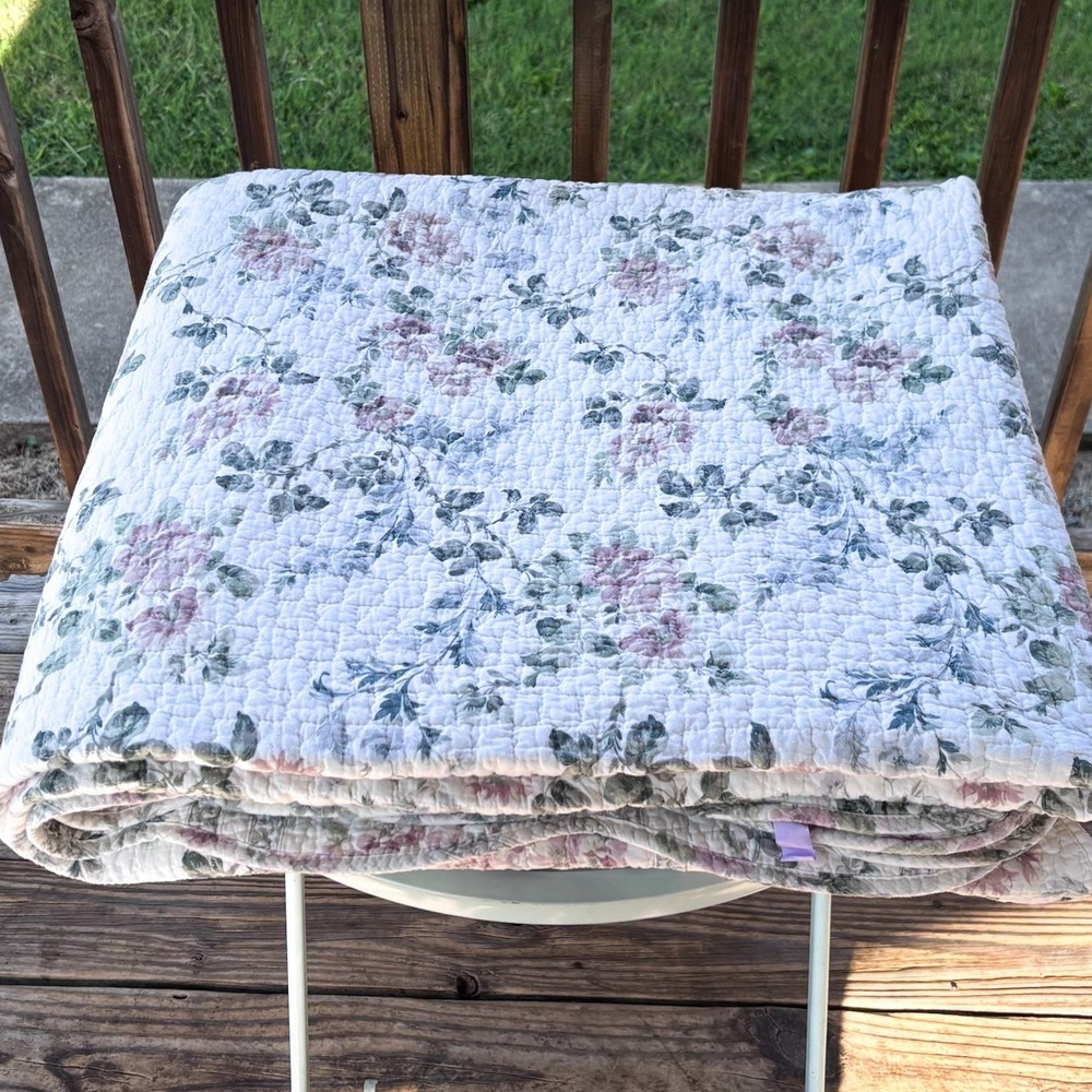 Cottagecore Floral Scalloped Quilt Queen 90X101 White Pink Farmhouse Bedspread